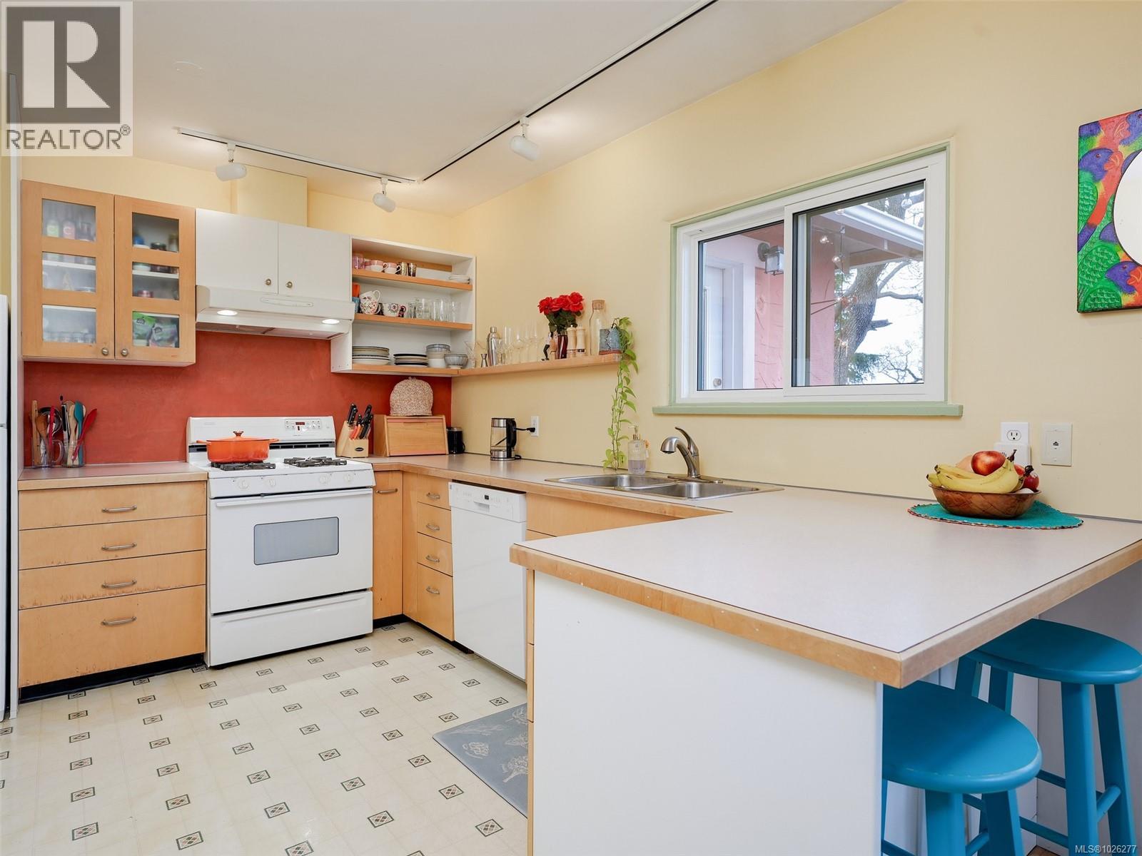 2649 Avebury Ave, Victoria, British Columbia  V8R 3W3 - Photo 5 - 1026277