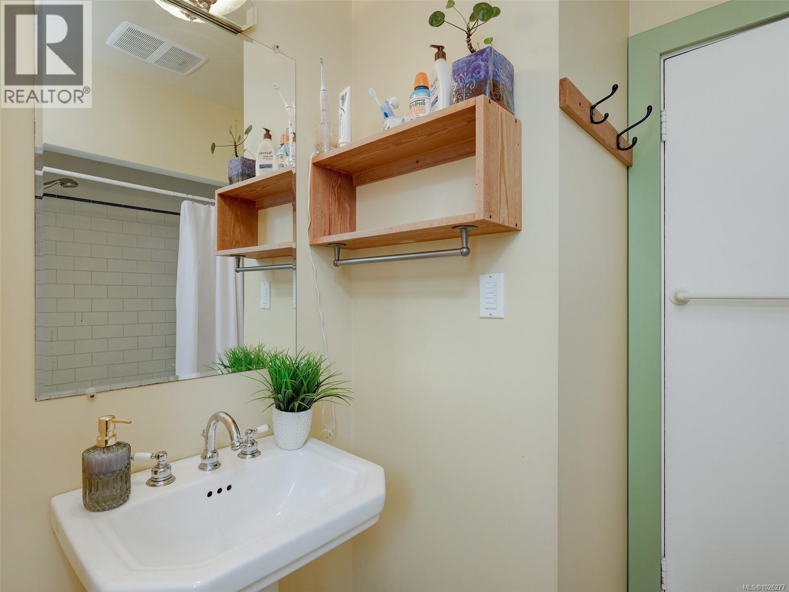 2649 Avebury Ave, Victoria, British Columbia  V8R 3W3 - Photo 13 - 1026277