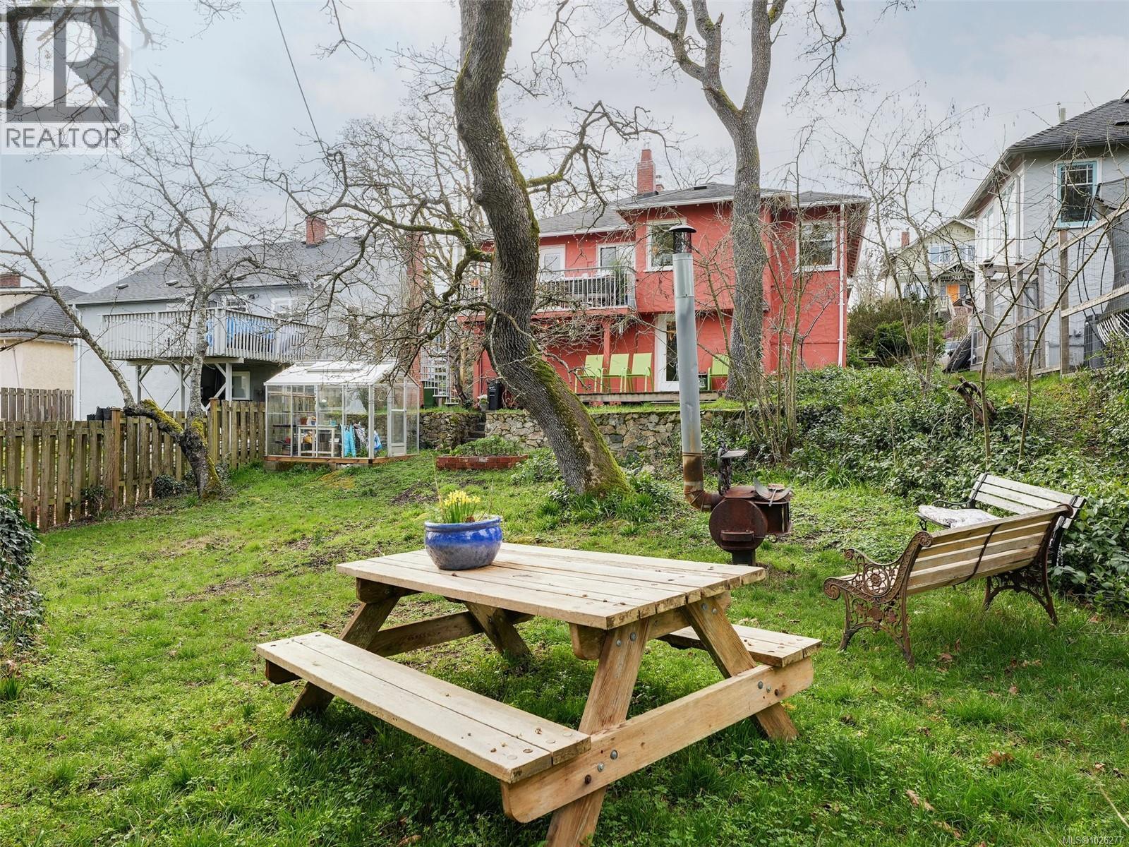 2649 Avebury Ave, Victoria, British Columbia  V8R 3W3 - Photo 24 - 1026277