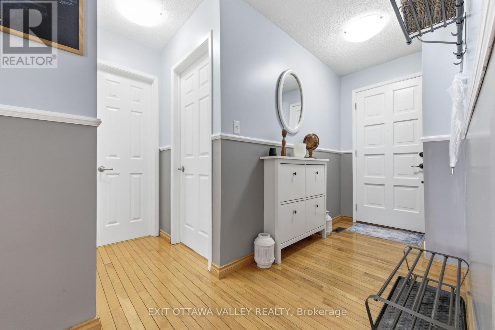 38 Thomas Street, Deep River, Ontario  K0J 1P0 - Photo 3 - X12826786