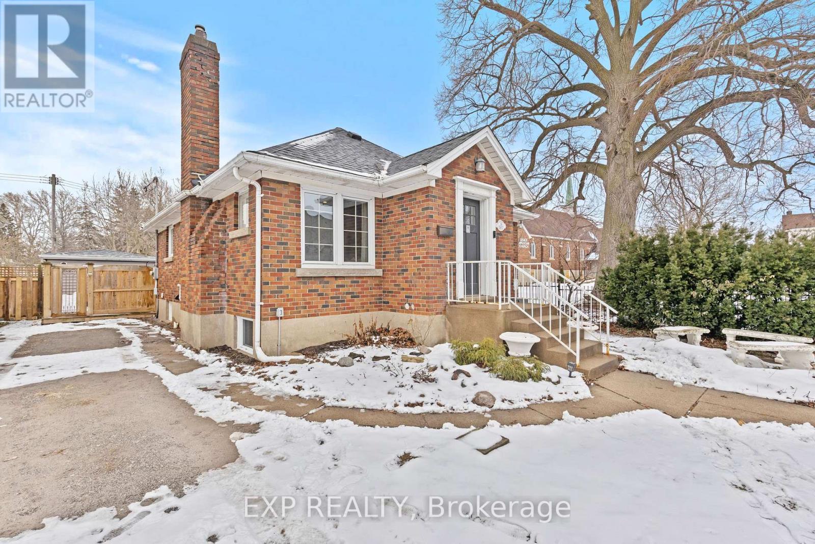 14 Dunlop Drive, St. Catharines (Downtown), Ontario  L2R 1A3 - Photo 2 - X12826582