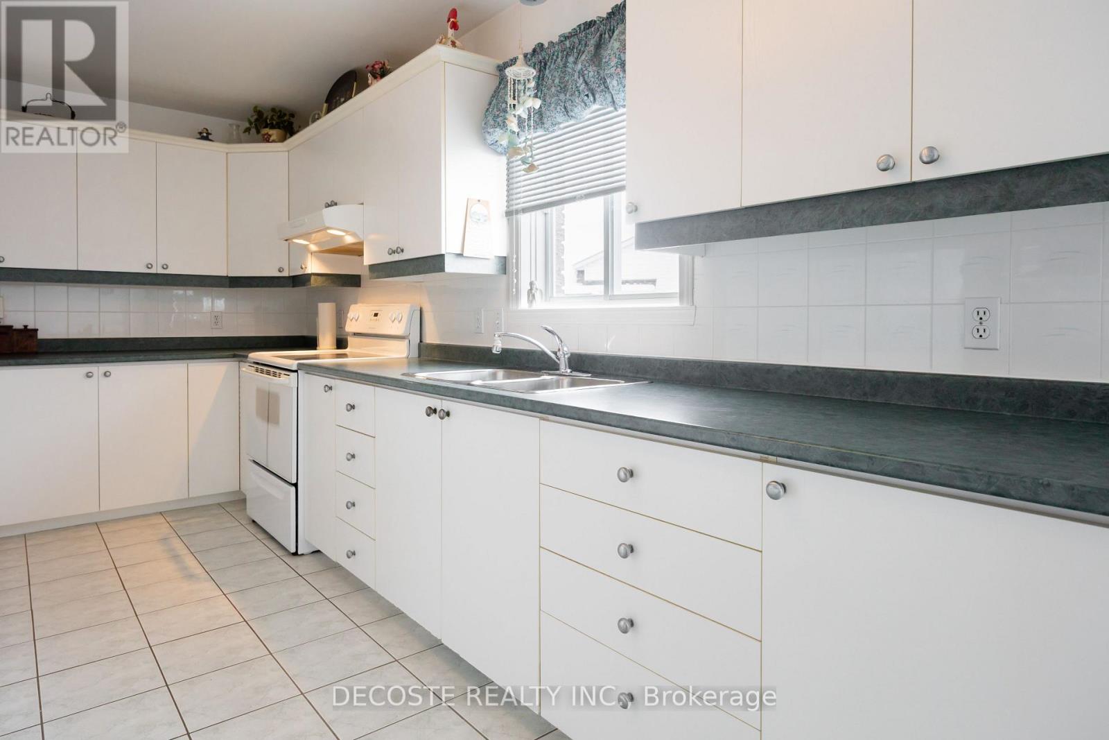 35 Sandfield Avenue N, North Glengarry, Ontario  K0C 1A0 - Photo 8 - X12826598