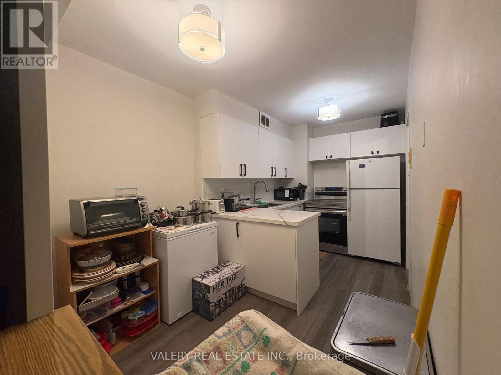 708 - 31 Four Winds Drive, Toronto (York University Heights), Ontario  M3J 1K9 - Photo 4 - W12826566