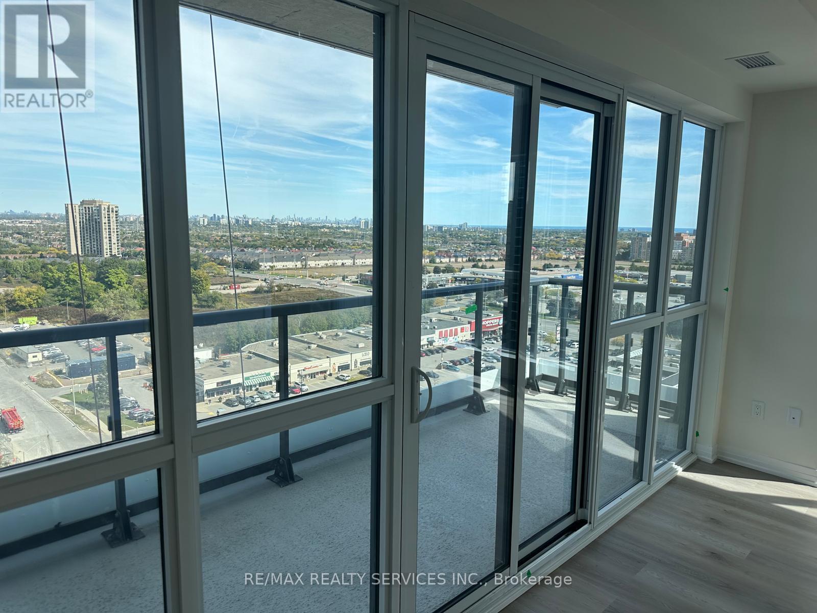 1401 - 15 Watergarden Drive, Mississauga, Ontario  L5R 1B2 - Photo 8 - W12826622