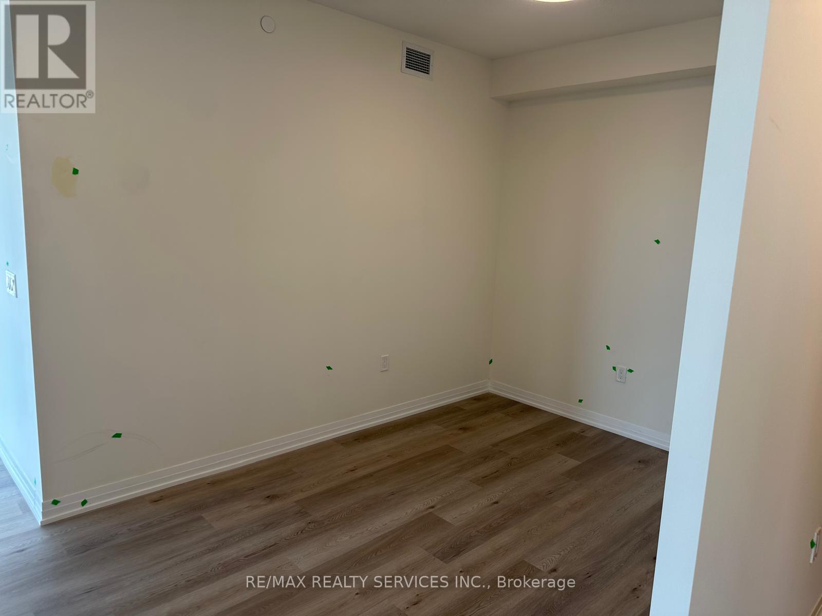 1401 - 15 Watergarden Drive, Mississauga, Ontario  L5R 1B2 - Photo 9 - W12826622