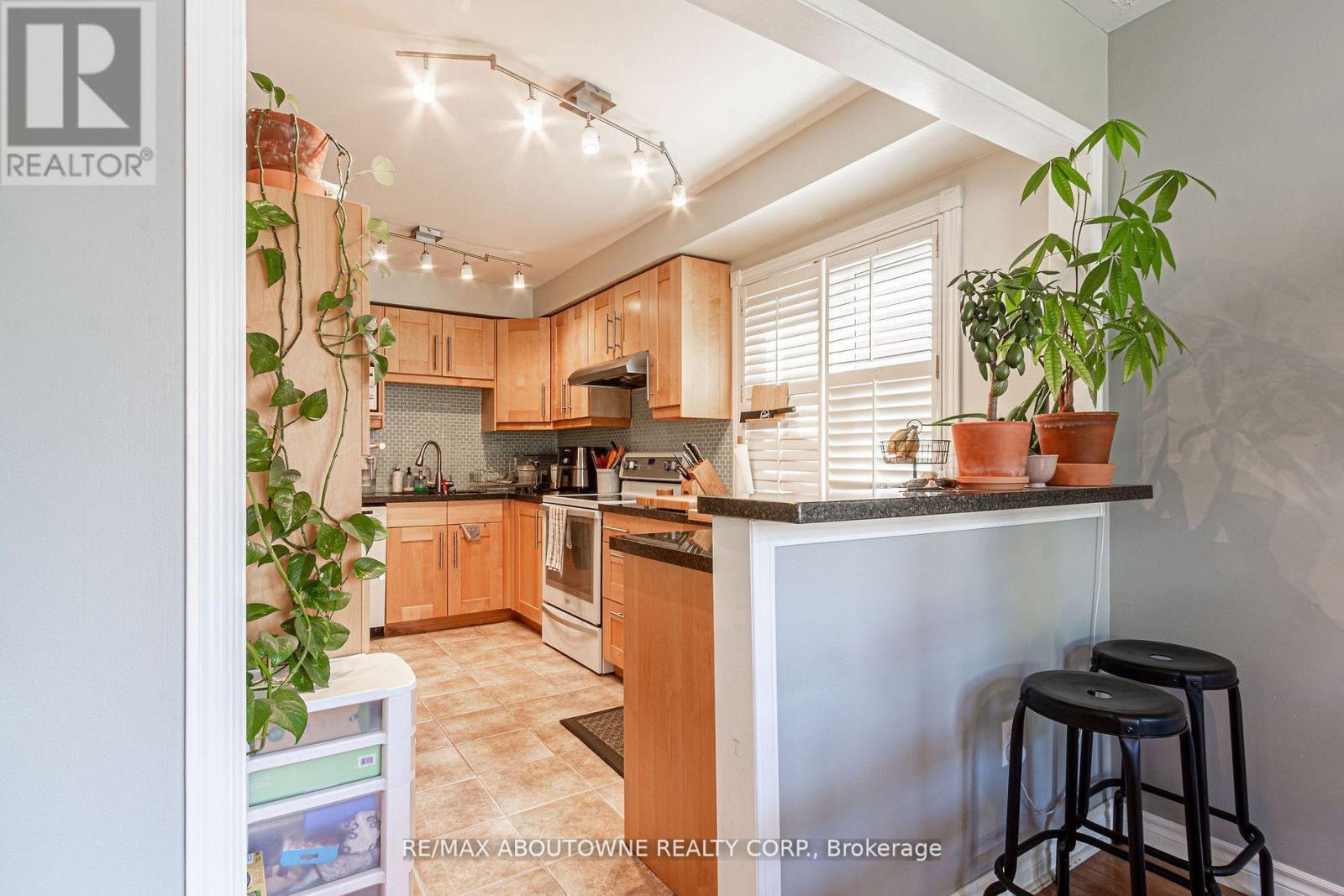 2230 Dale Ridge Drive, Oakville, Ontario  L6M 3L4 - Photo 11 - W12826654