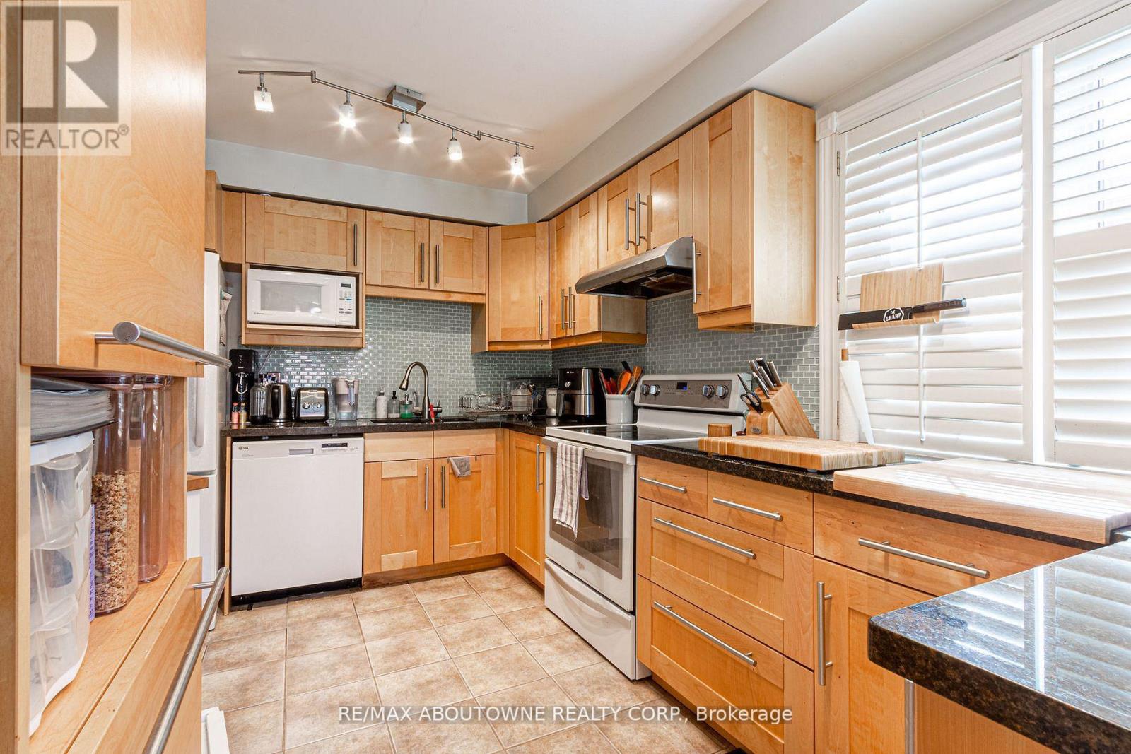 2230 Dale Ridge Drive, Oakville, Ontario  L6M 3L4 - Photo 12 - W12826654