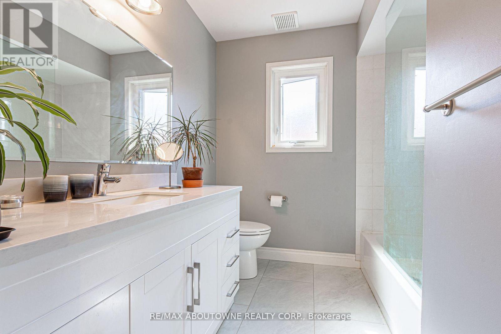 2230 Dale Ridge Drive, Oakville, Ontario  L6M 3L4 - Photo 18 - W12826654