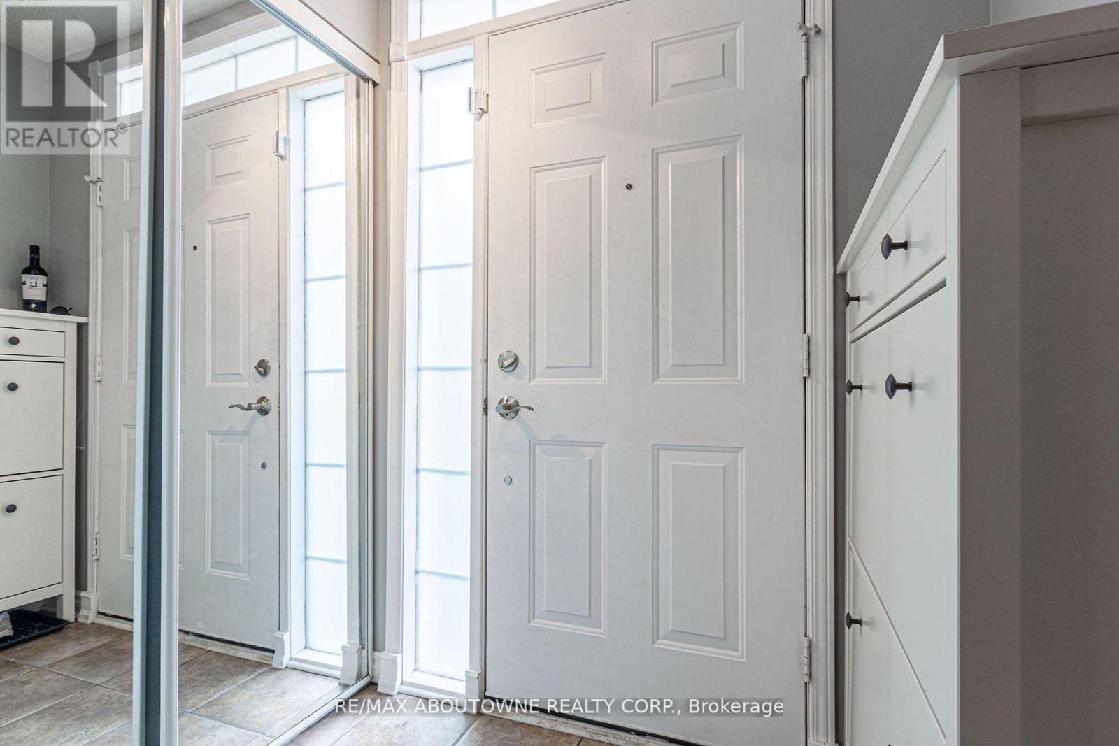 2230 Dale Ridge Drive, Oakville, Ontario  L6M 3L4 - Photo 2 - W12826654