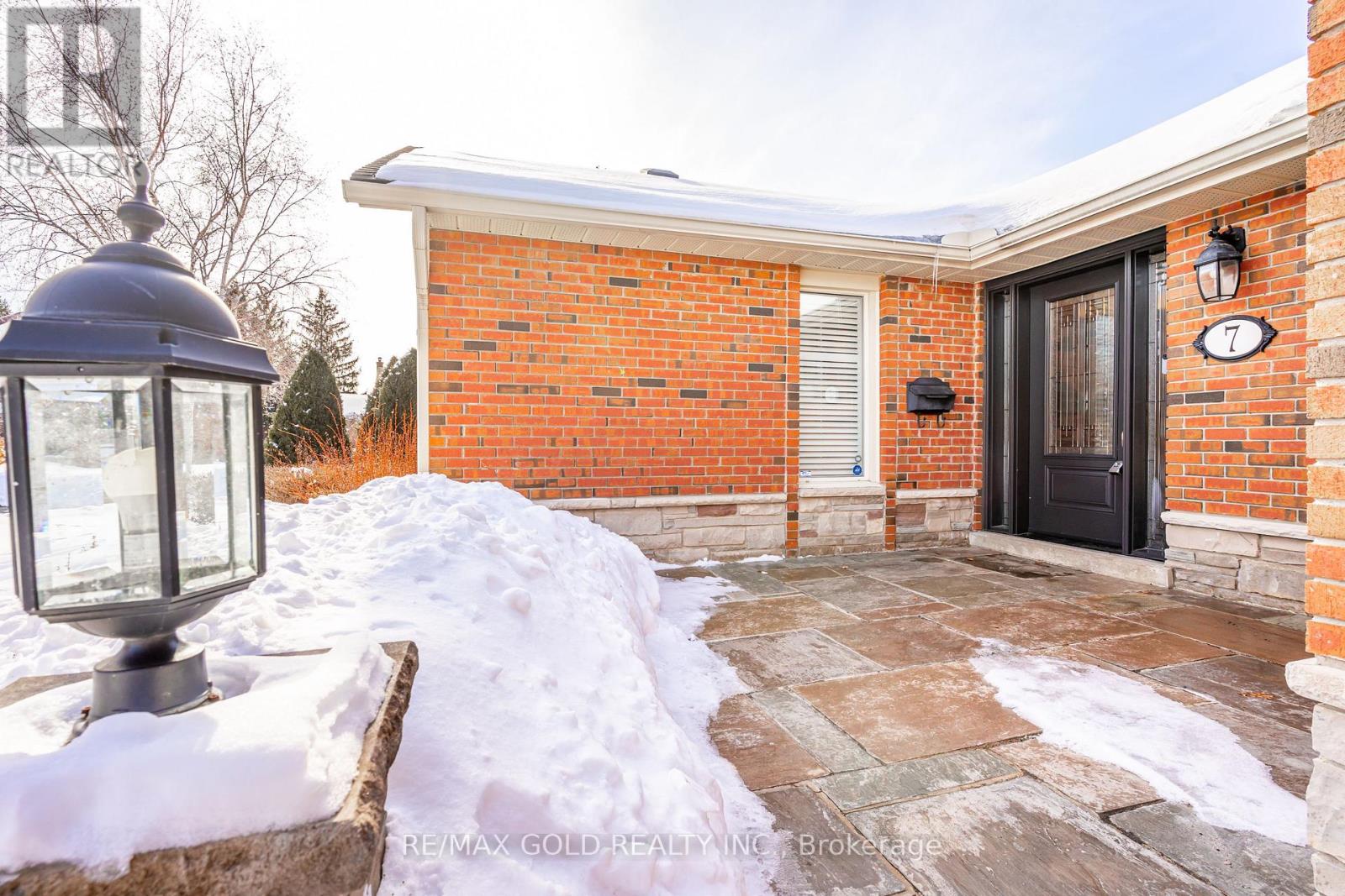7 Oldham Crescent, Brampton, Ontario  L6Z 1W2 - Photo 3 - W12826724