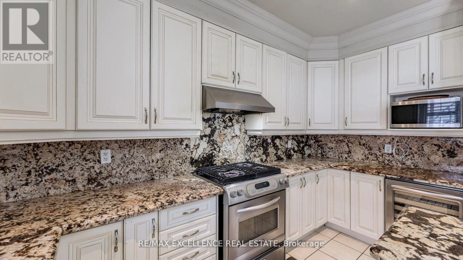 68 Bluffwood Crescent, Brampton, Ontario  L6P 2P3 - Photo 13 - W12826734