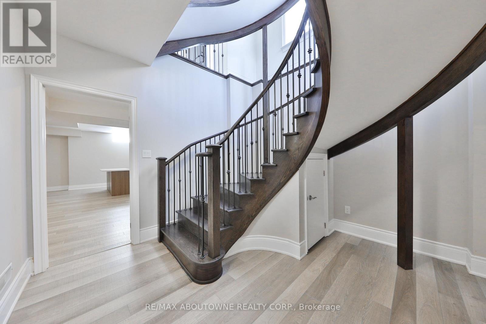 2163 Vineland Crescent, Oakville, Ontario  L6H 0J6 - Photo 38 - W12826780