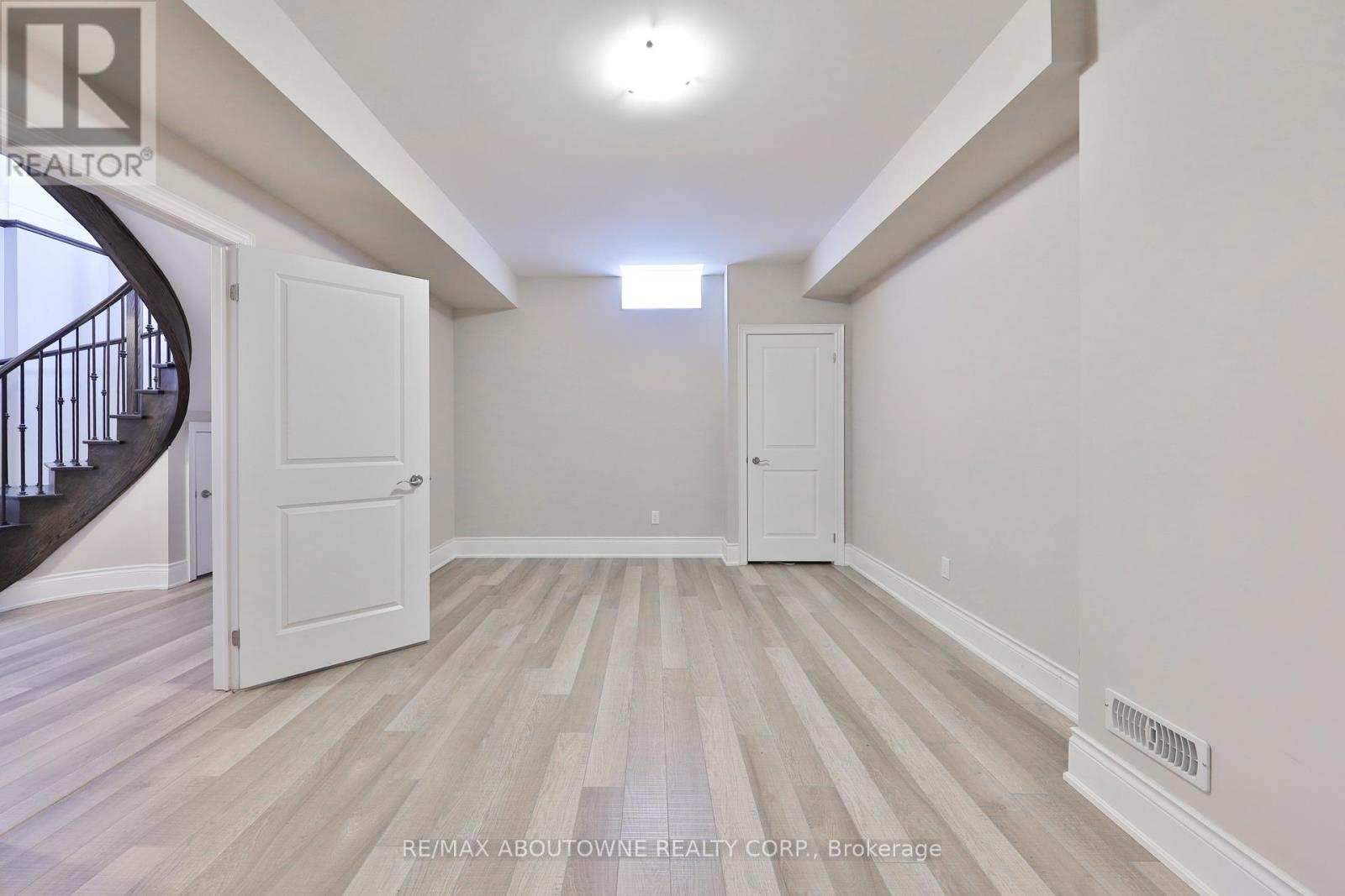 2163 Vineland Crescent, Oakville, Ontario  L6H 0J6 - Photo 46 - W12826780