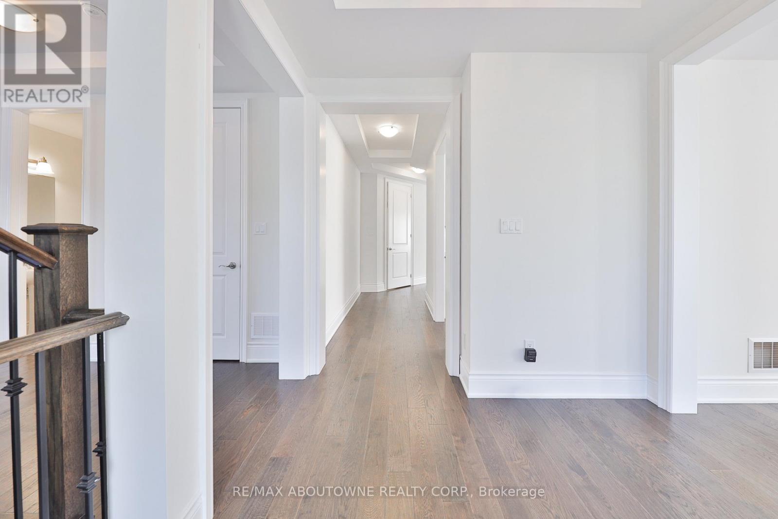 2163 Vineland Crescent, Oakville, Ontario  L6H 0J6 - Photo 5 - W12826780