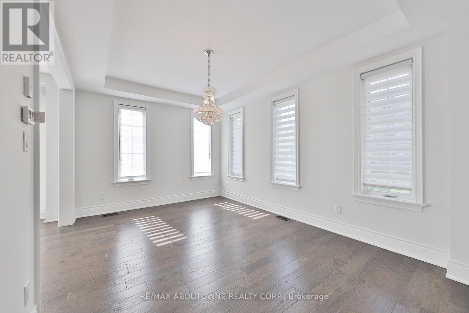 2163 Vineland Crescent, Oakville, Ontario  L6H 0J6 - Photo 6 - W12826780