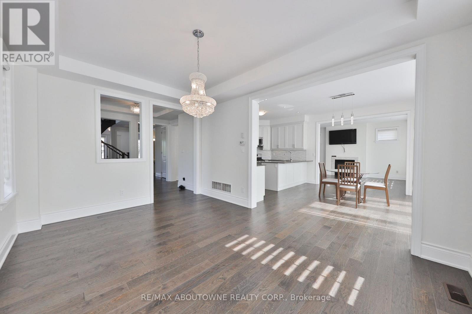 2163 Vineland Crescent, Oakville, Ontario  L6H 0J6 - Photo 8 - W12826780