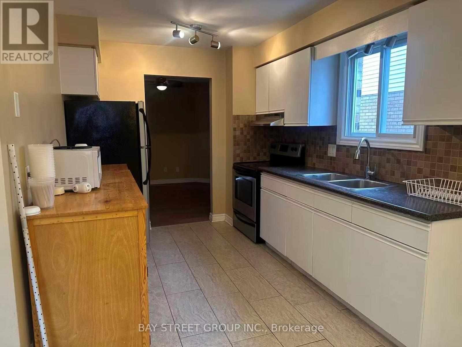 135 Walmer Gardens, London North (North K), Ontario  N6G 4H2 - Photo 7 - X12826696