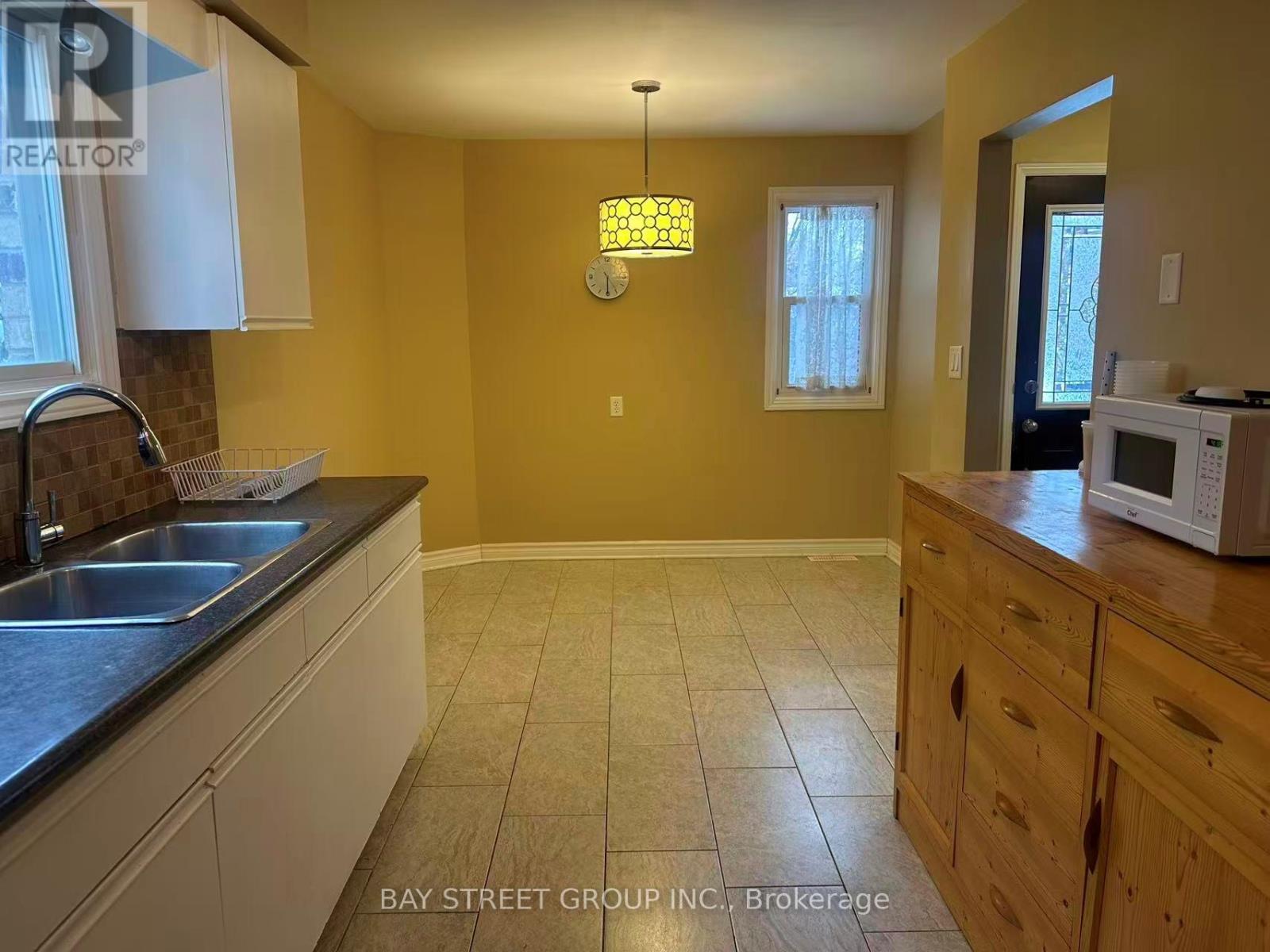 135 Walmer Gardens, London North (North K), Ontario  N6G 4H2 - Photo 8 - X12826696