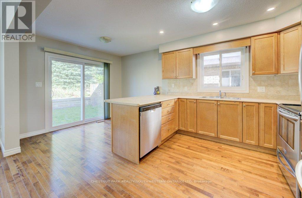 404 Tealby Crescent, Waterloo, Ontario  N2J 4Y8 - Photo 12 - X12826740