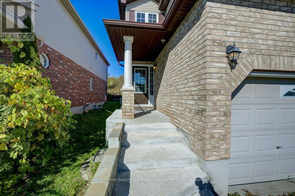 404 Tealby Crescent, Waterloo, Ontario  N2J 4Y8 - Photo 3 - X12826740