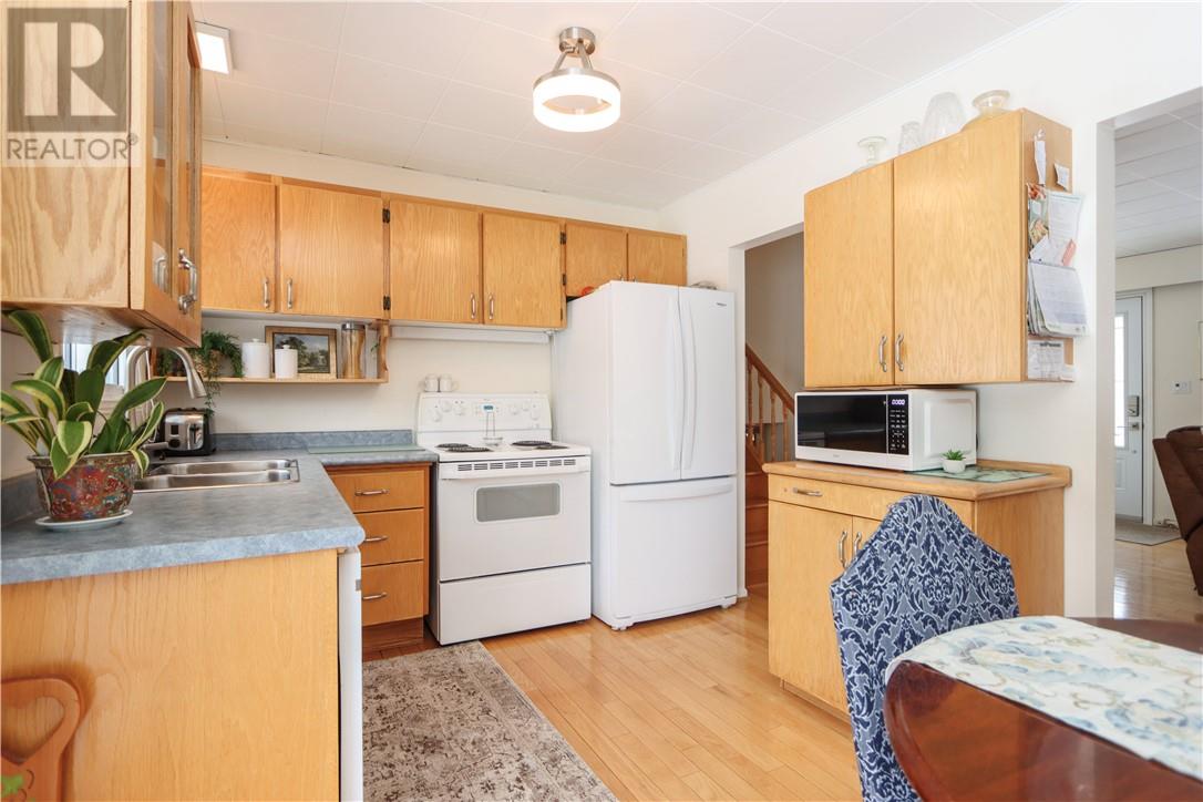 3242 Parkdale Crescent, Val Caron, Ontario  P3N 1A7 - Photo 3 - 2126563