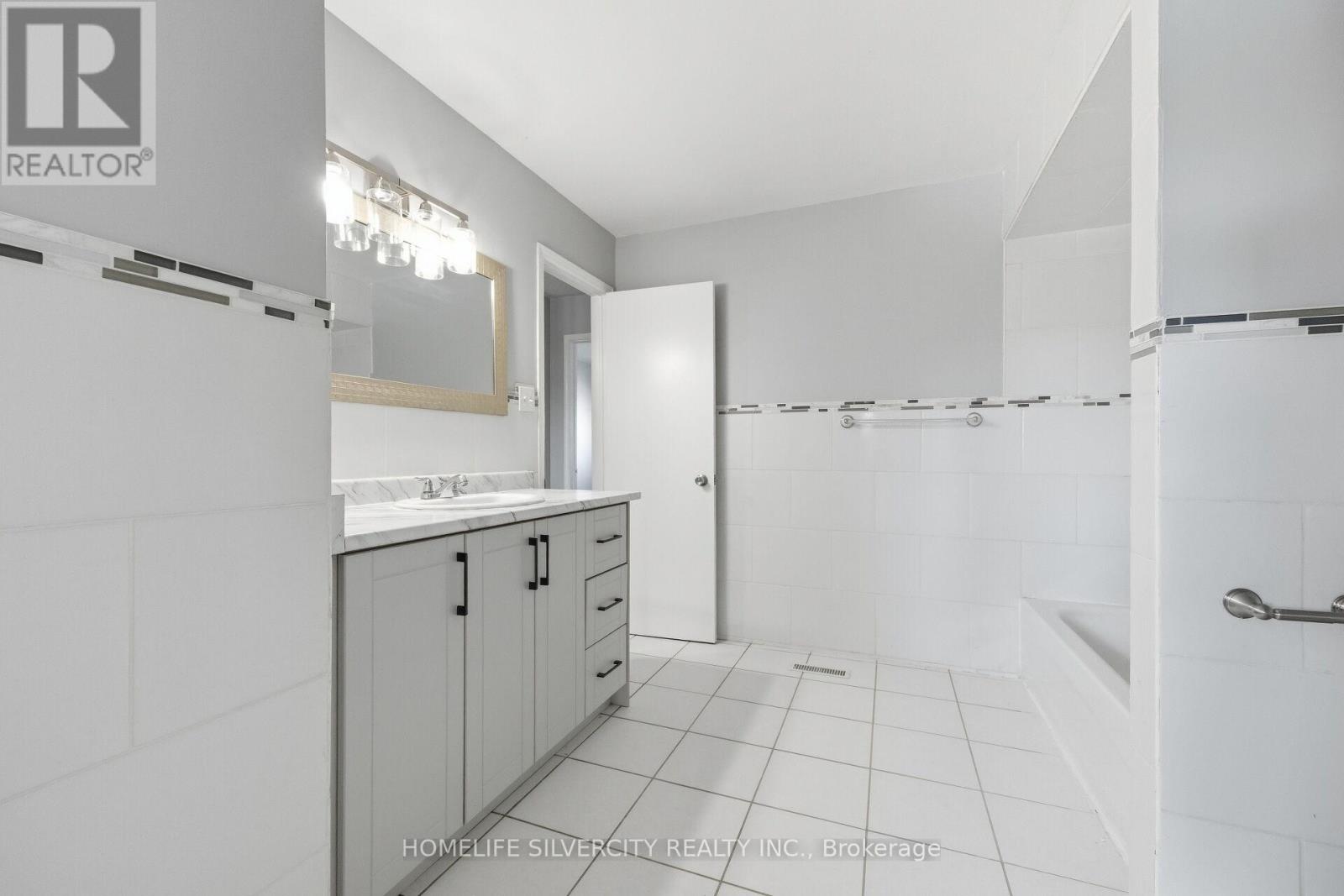 77 Tulip Drive, Brampton, Ontario  L6Y 3W9 - Photo 36 - W12826796