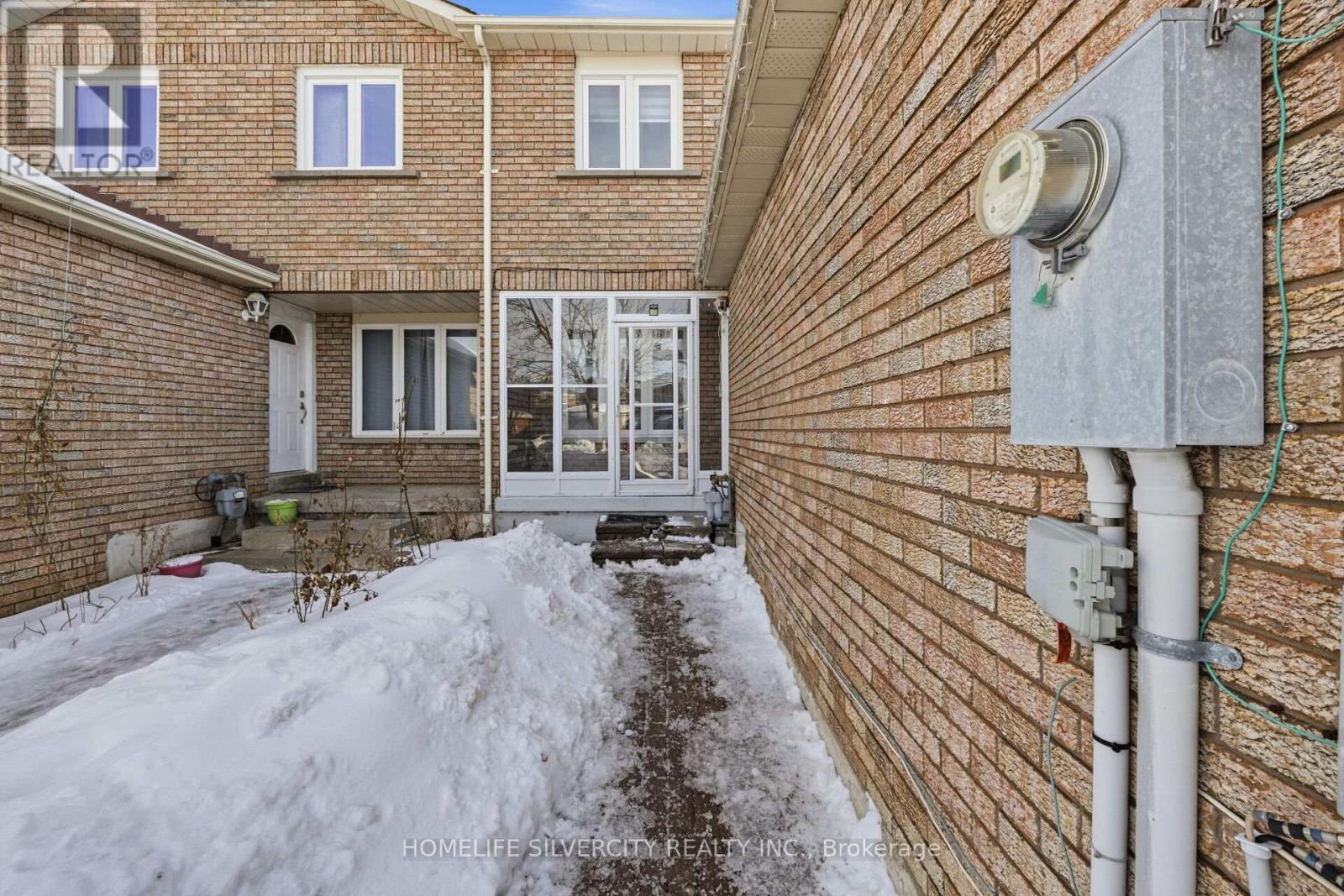 77 Tulip Drive, Brampton, Ontario  L6Y 3W9 - Photo 8 - W12826796