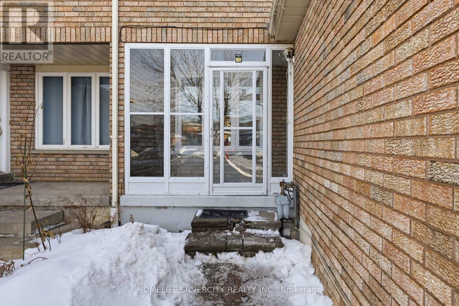 77 Tulip Drive, Brampton, Ontario  L6Y 3W9 - Photo 9 - W12826796