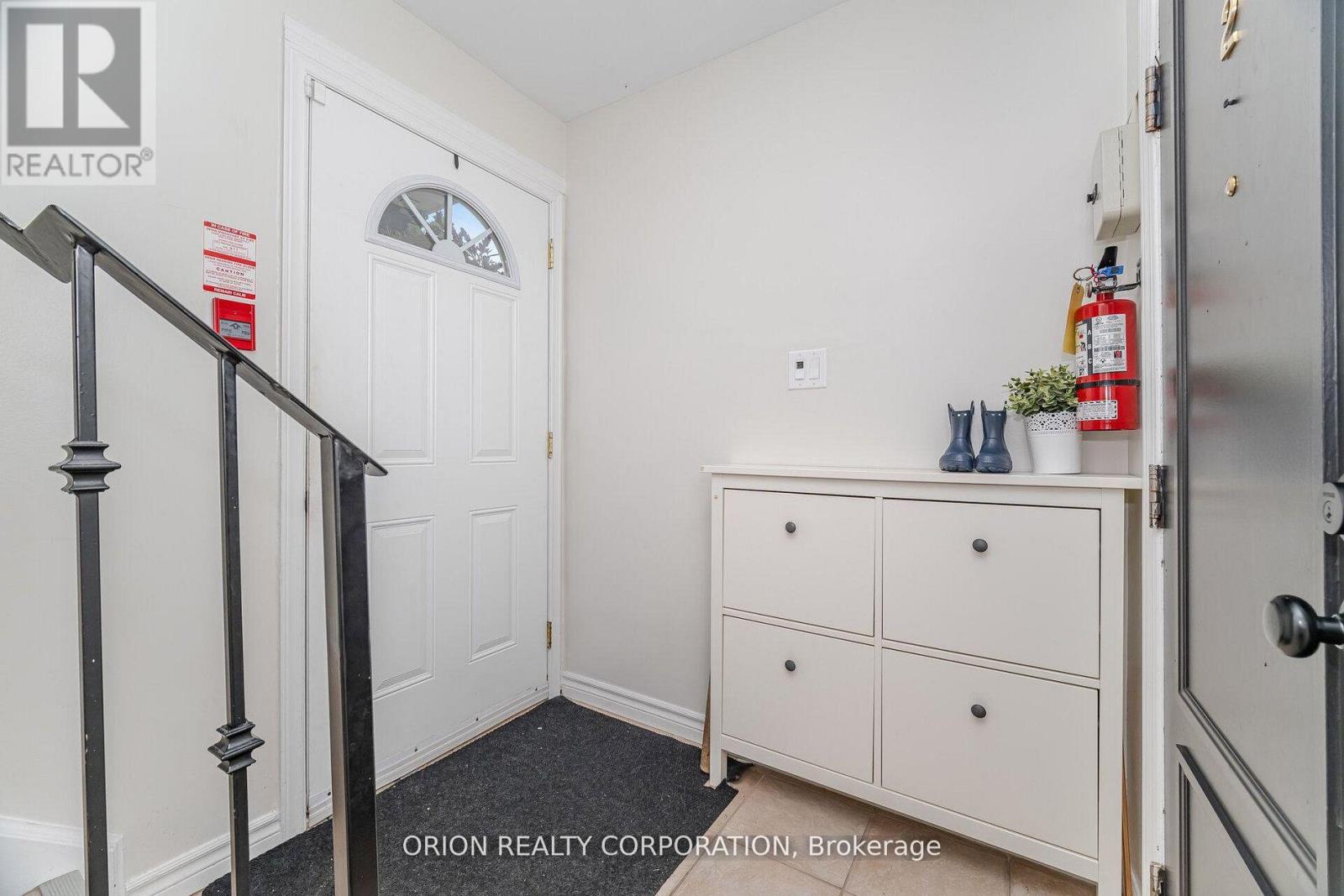 86 Park Street W, Mississauga, Ontario  L5H 1L3 - Photo 2 - W12826798