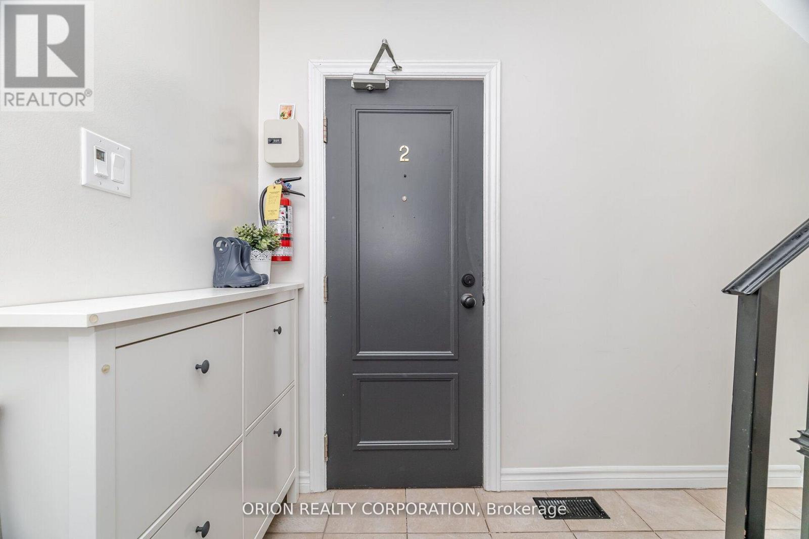 86 Park Street W, Mississauga, Ontario  L5H 1L3 - Photo 3 - W12826798