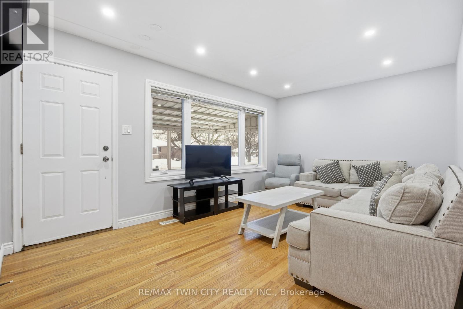 18 Harber Avenue, Kitchener, Ontario  N2C 1Y8 - Photo 5 - X12826900