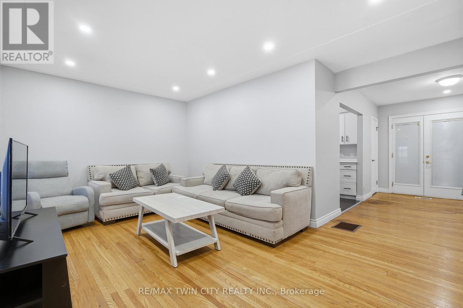 18 Harber Avenue, Kitchener, Ontario  N2C 1Y8 - Photo 6 - X12826900