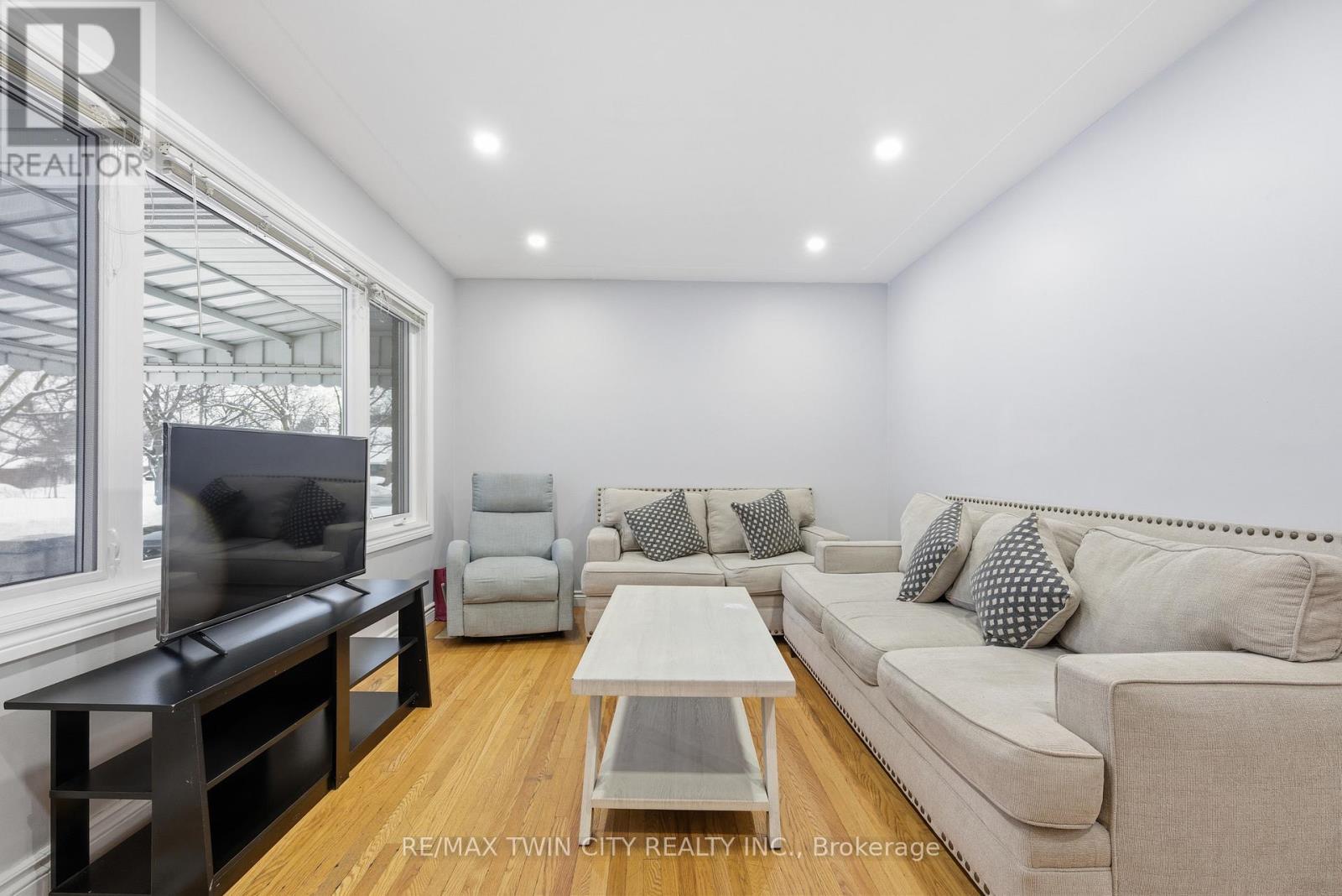 18 Harber Avenue, Kitchener, Ontario  N2C 1Y8 - Photo 7 - X12826900