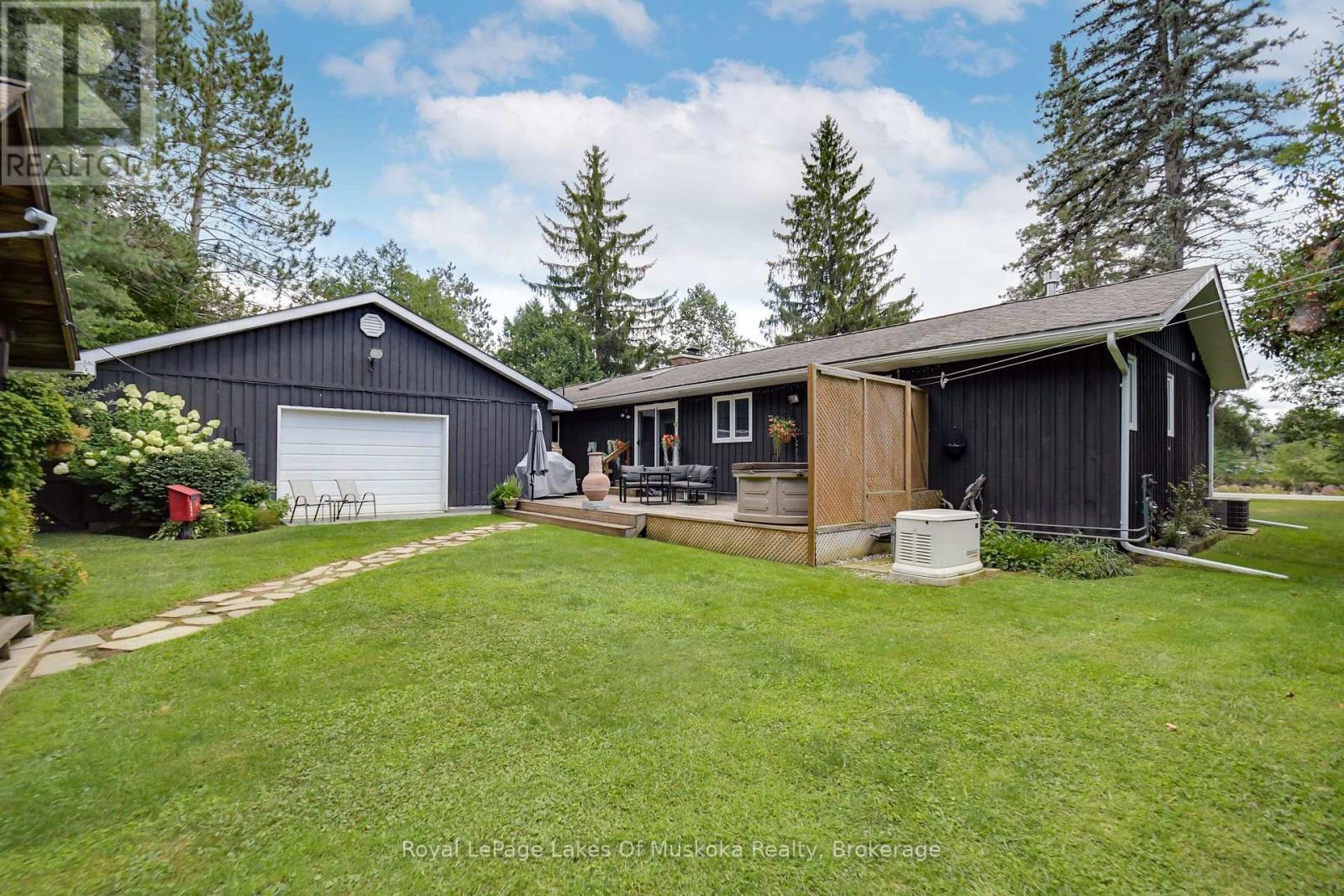 2 Leslie Drive W, Bracebridge, Ontario  P1L 1W8 - Photo 11 - X12410198