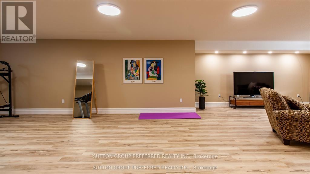 Photo 33 of 48 for 369 Skyline Avenue