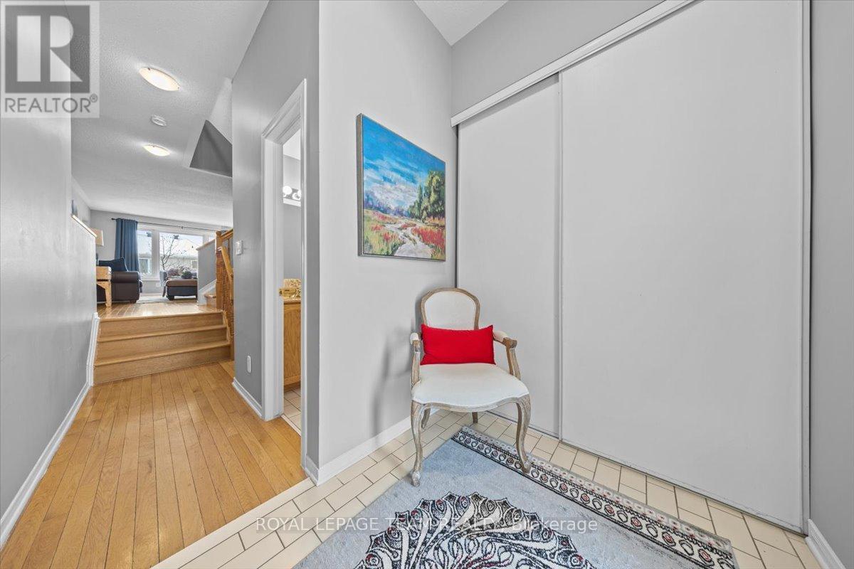 8 Crownridge Drive, Ottawa, Ontario  K2M 2M8 - Photo 5 - X12826980