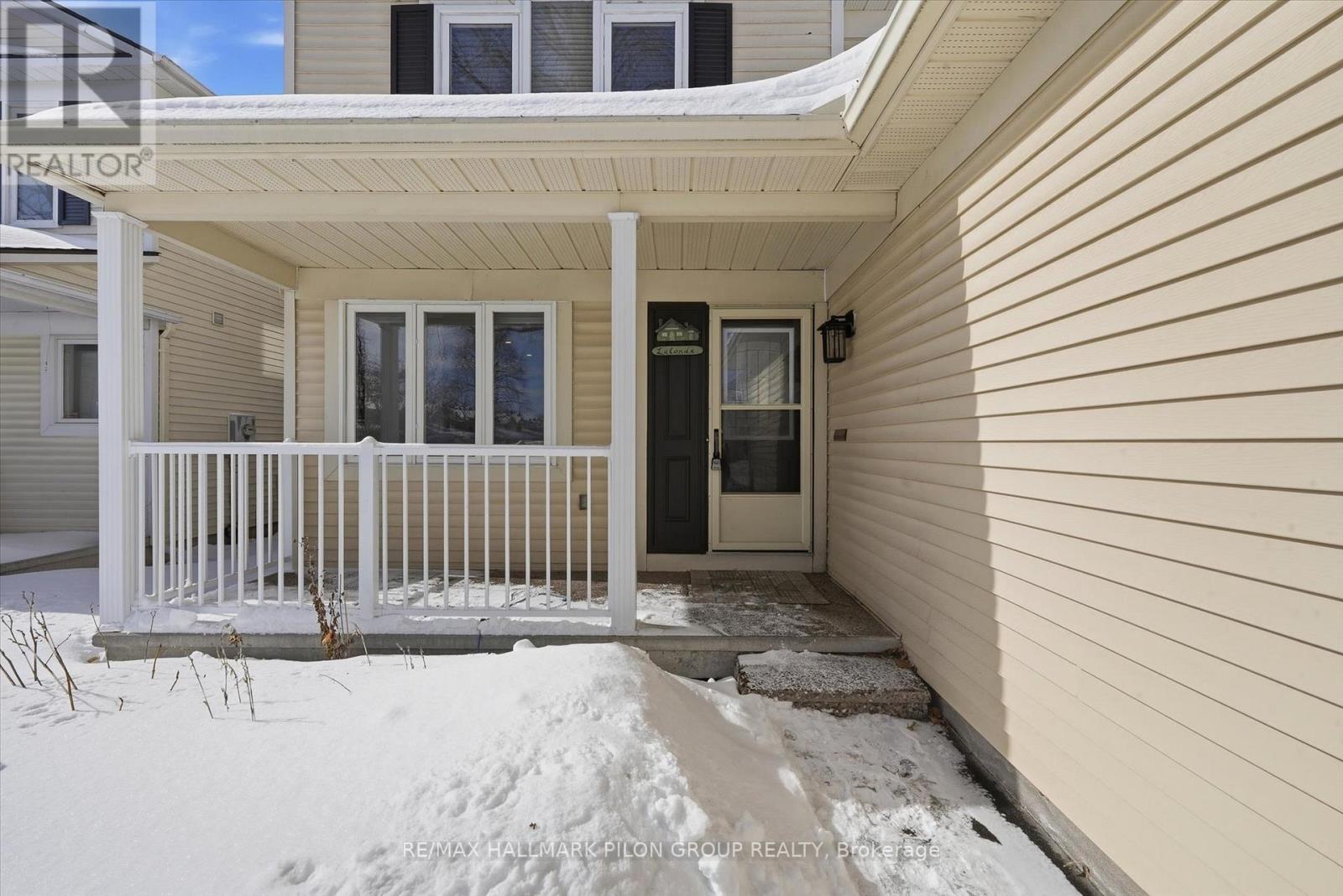 284 Mceachern Crescent, Ottawa, Ontario  K1E 3K3 - Photo 2 - X12827066