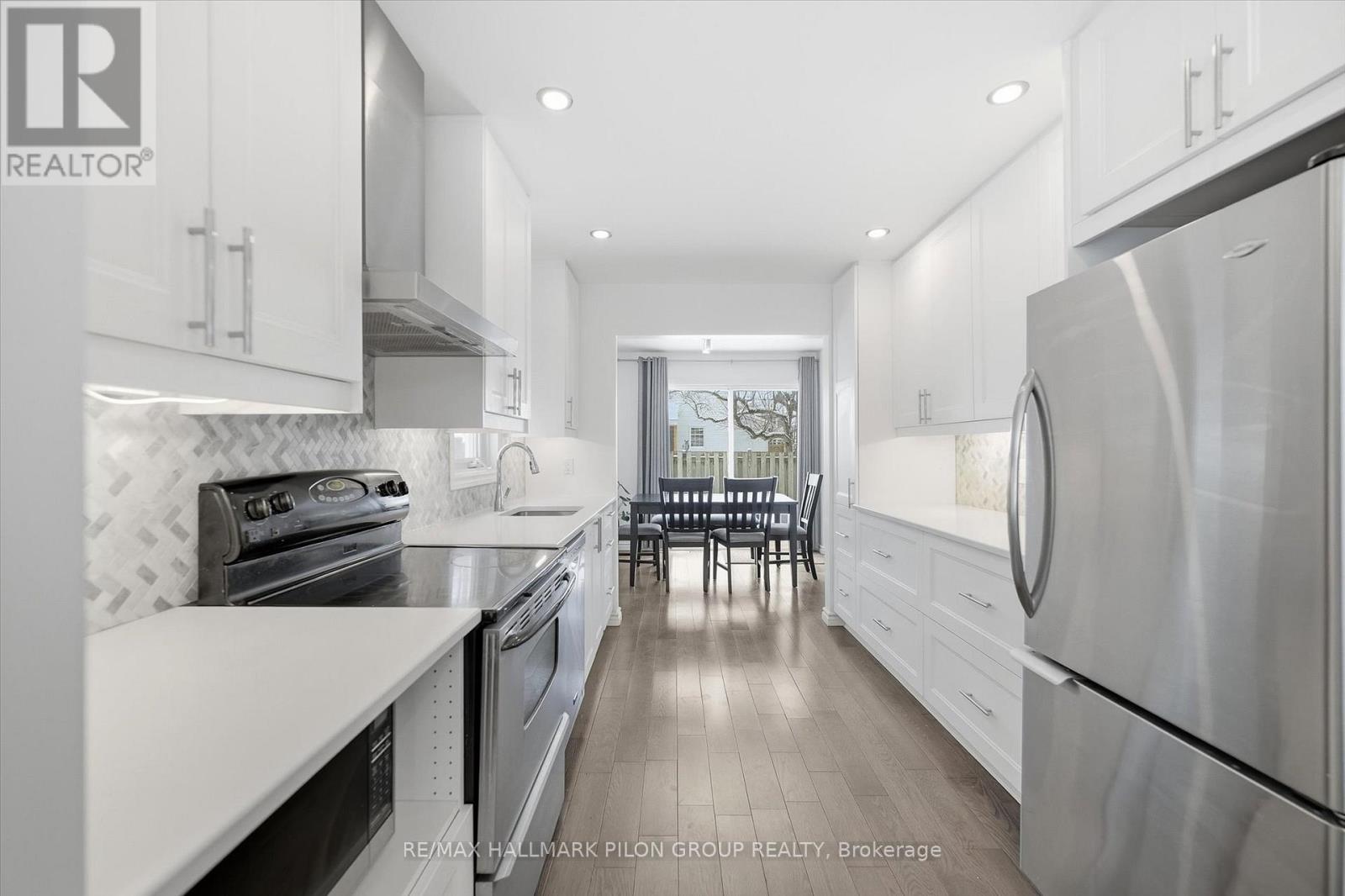 284 Mceachern Crescent, Ottawa, Ontario  K1E 3K3 - Photo 6 - X12827066