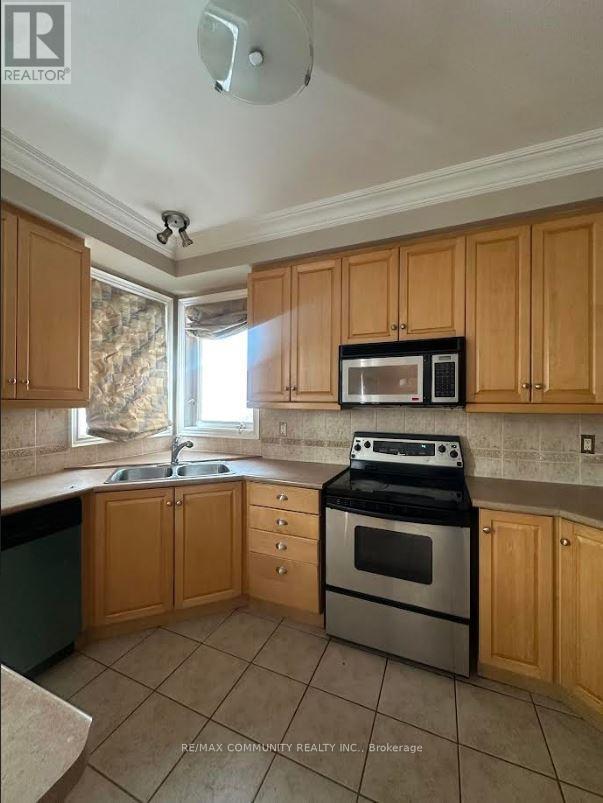 40 Grand Oak Drive, Richmond Hill, Ontario  L4E 3Z9 - Photo 2 - N12826956