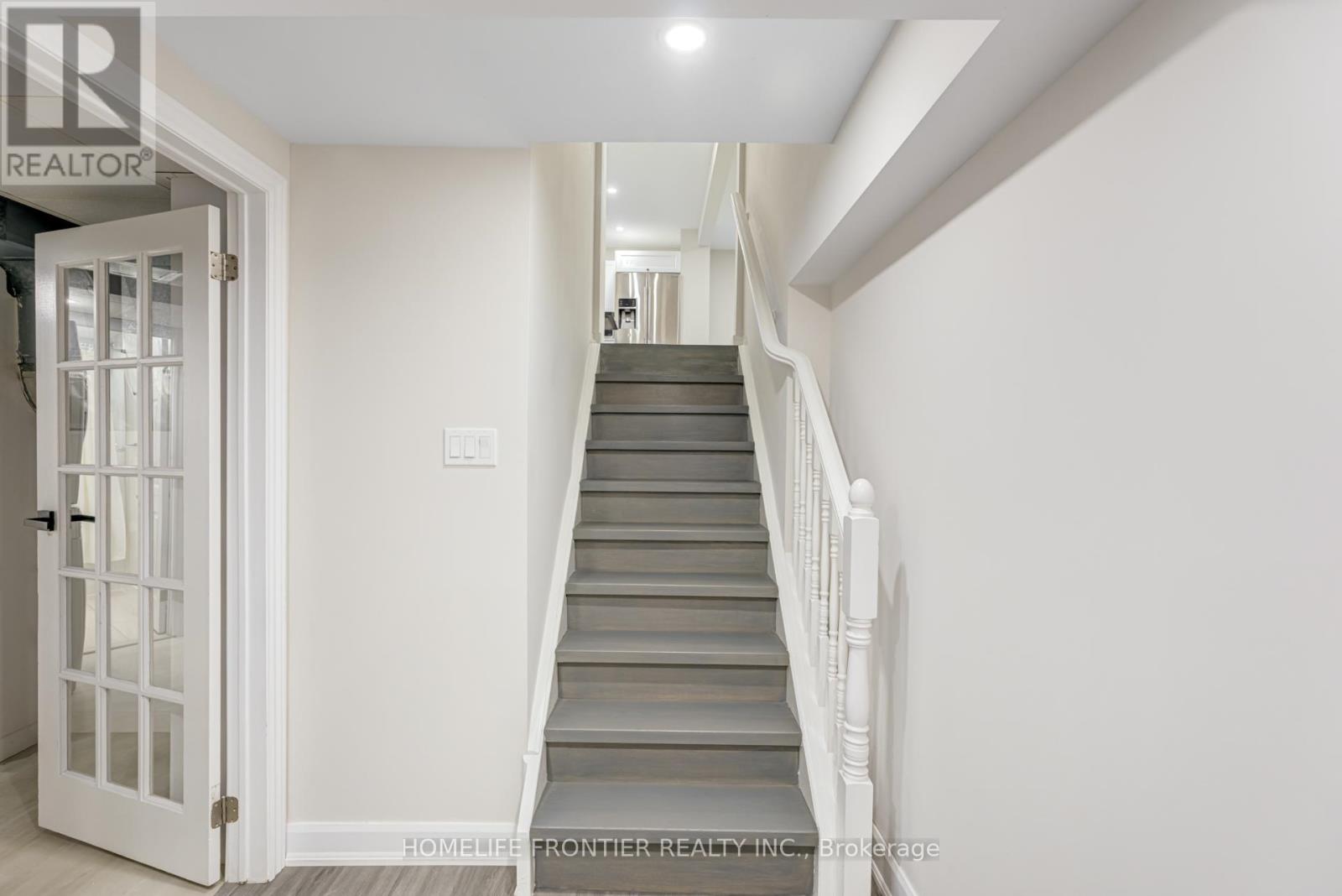 Rear - 270 Yorkshire Drive, Newmarket (Bristol-London), Ontario  L3Y 6J7 - Photo 9 - N12826964