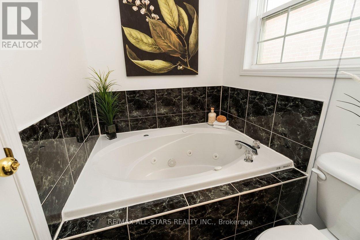 33 Christian Reesor Park Avenue, Markham, Ontario  L6B 1B6 - Photo 36 - N12827144