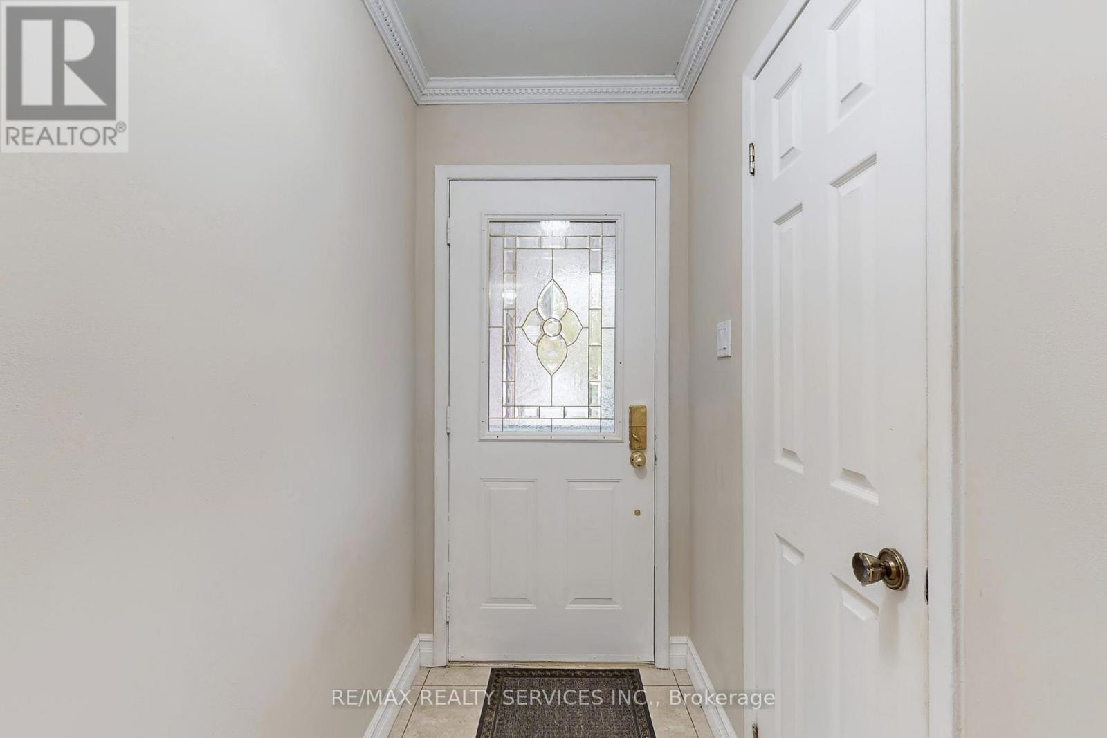 8 Stephensen Court, Brampton, Ontario  L6V 3X8 - Photo 8 - W12685930