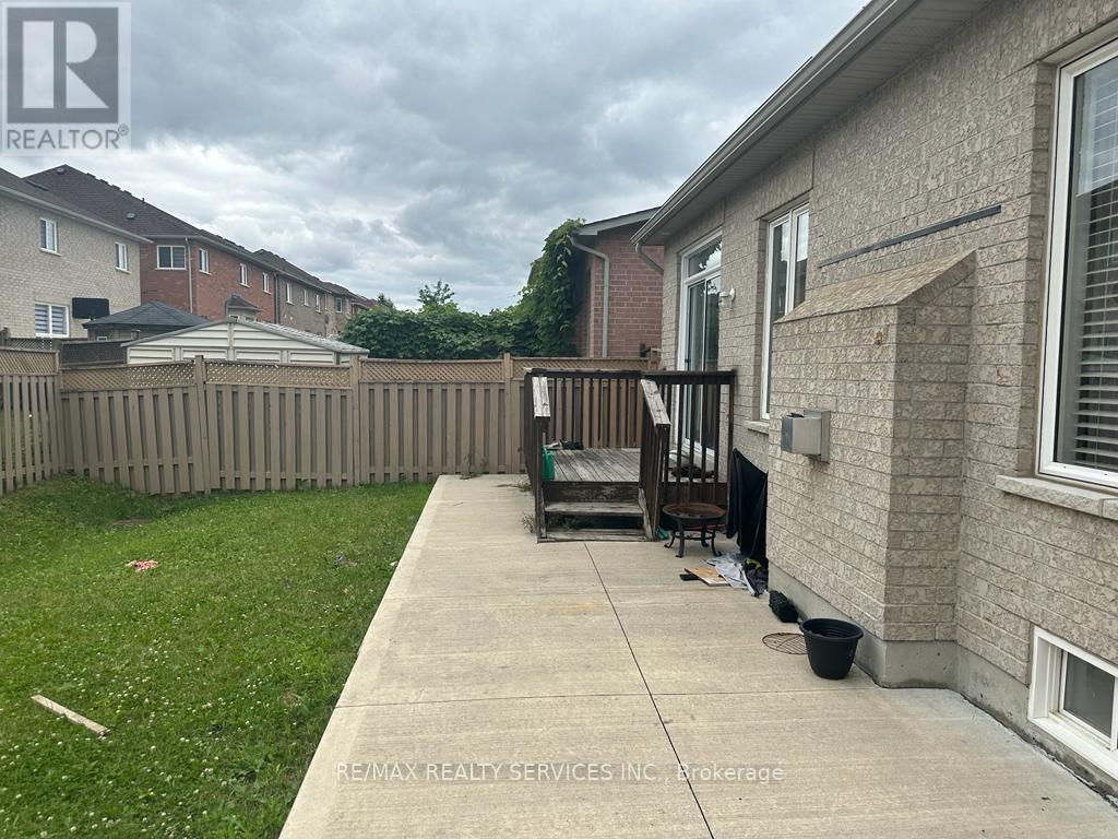 (Lower) - 17 Eagle Plains Drive, Brampton (Sandringham-Wellington), Ontario  L3R 3M6 - Photo 2 - W12826994