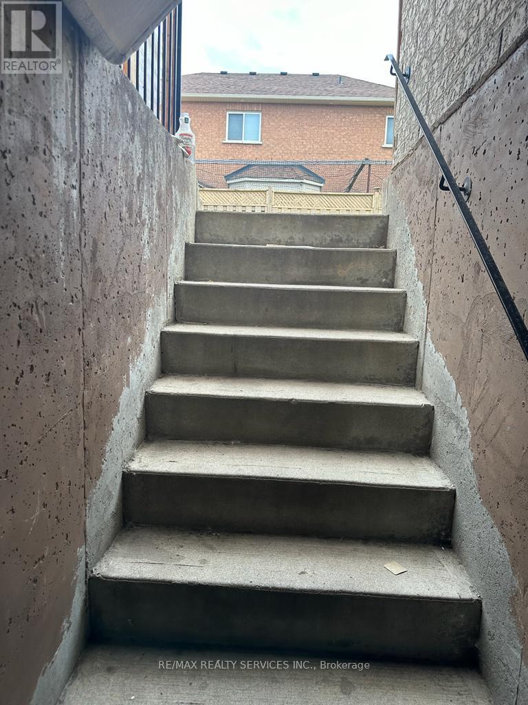 (Lower) - 17 Eagle Plains Drive, Brampton (Sandringham-Wellington), Ontario  L3R 3M6 - Photo 4 - W12826994