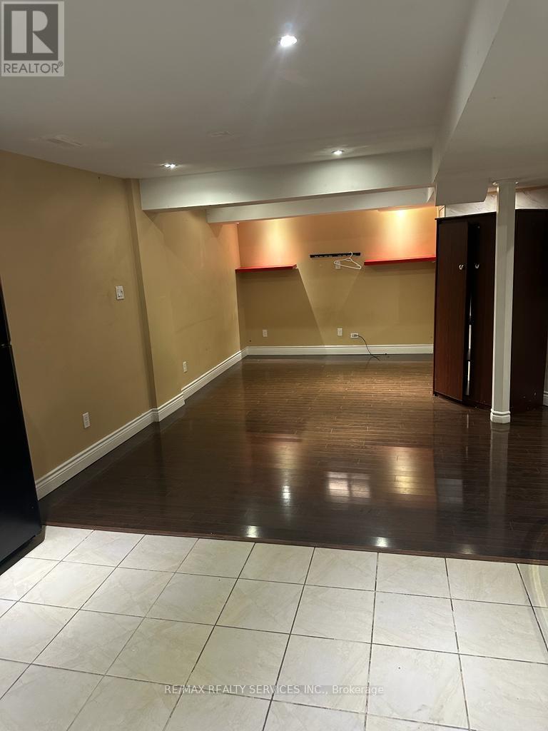 (Lower) - 17 Eagle Plains Drive, Brampton (Sandringham-Wellington), Ontario  L3R 3M6 - Photo 6 - W12826994