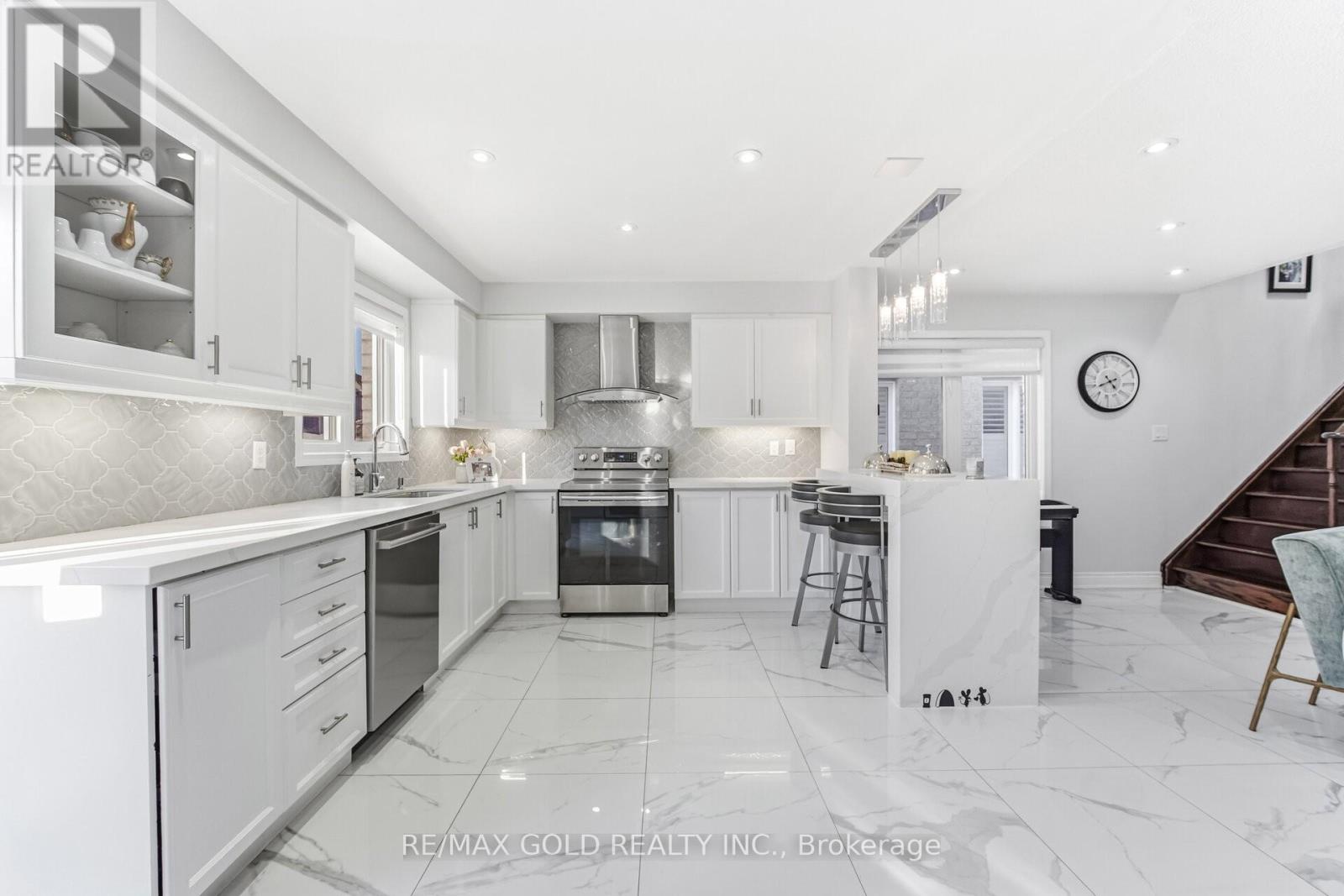 32 Toddville Road, Brampton, Ontario  L6P 3A3 - Photo 5 - W12827018