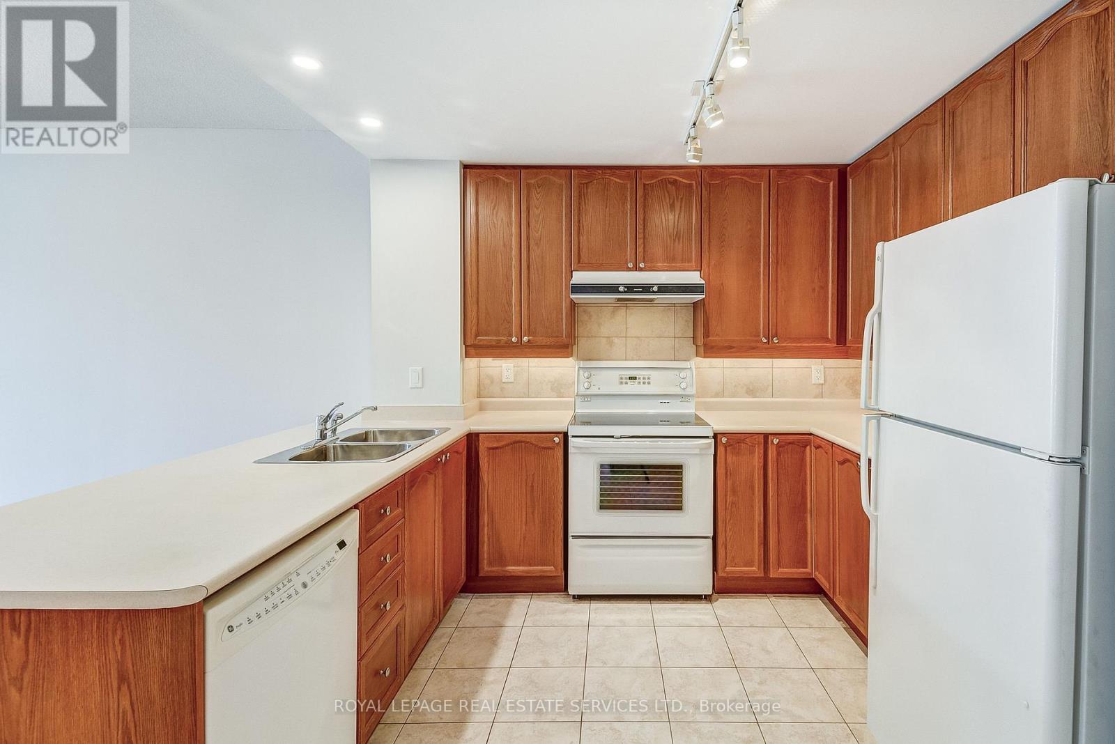 208 - 70 Port Street E, Mississauga, Ontario  L5G 4V8 - Photo 11 - W12827112