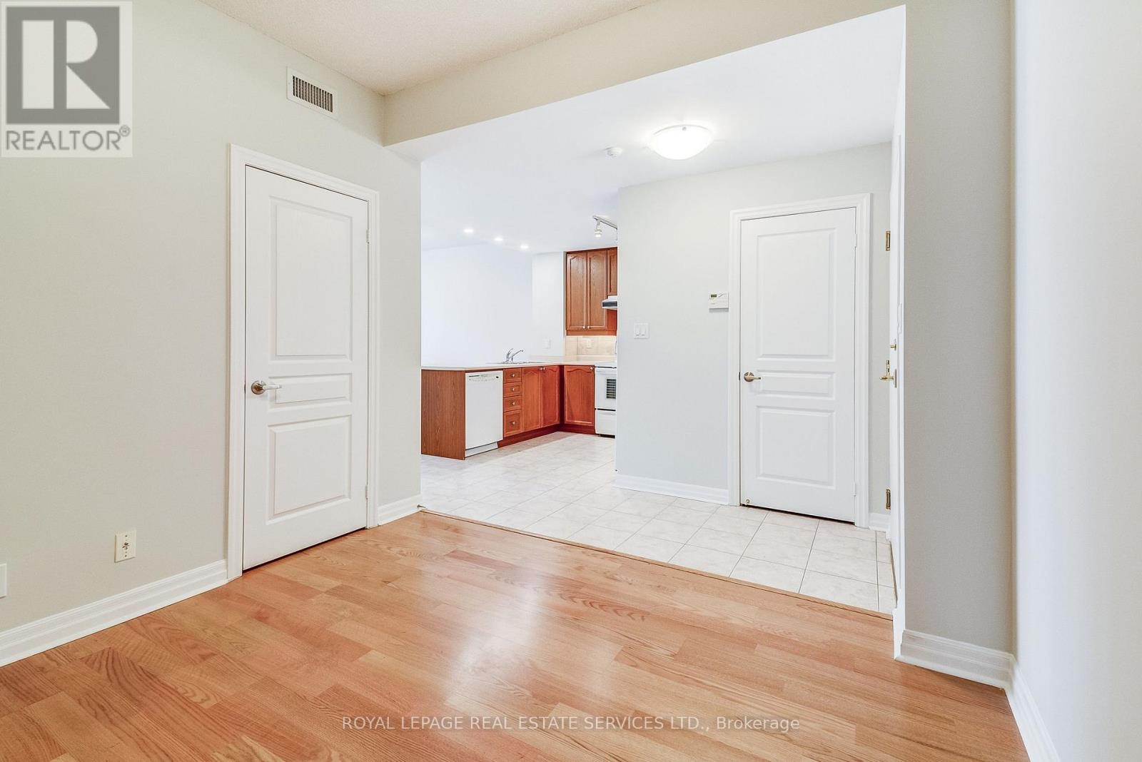 208 - 70 Port Street E, Mississauga, Ontario  L5G 4V8 - Photo 6 - W12827112