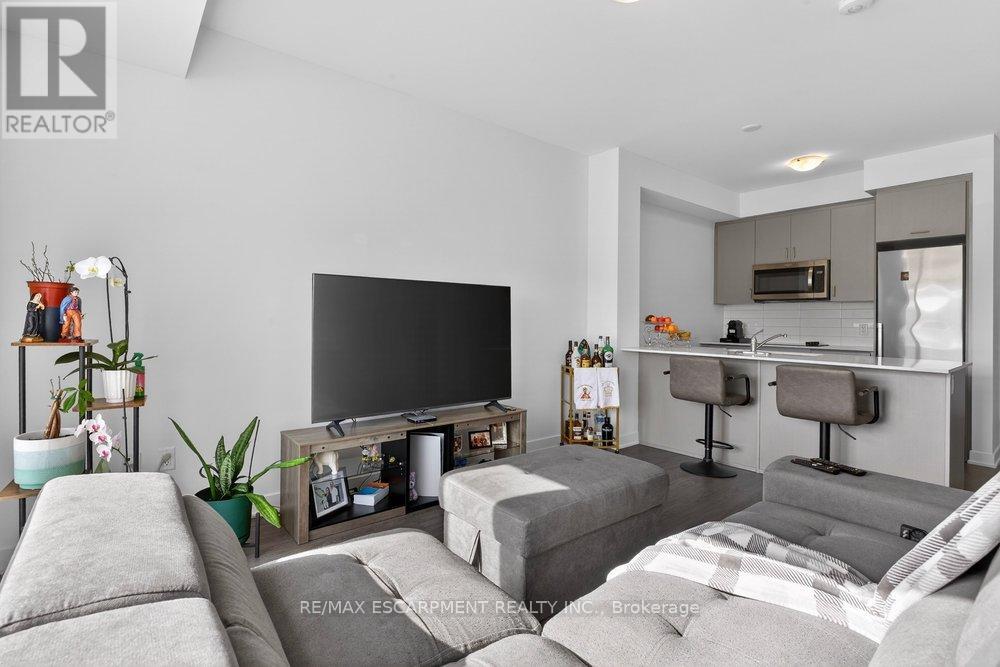 302 - 600 North Service Road, Hamilton (Lakeshore), Ontario  L8P 4A6 - Photo 4 - X12827022