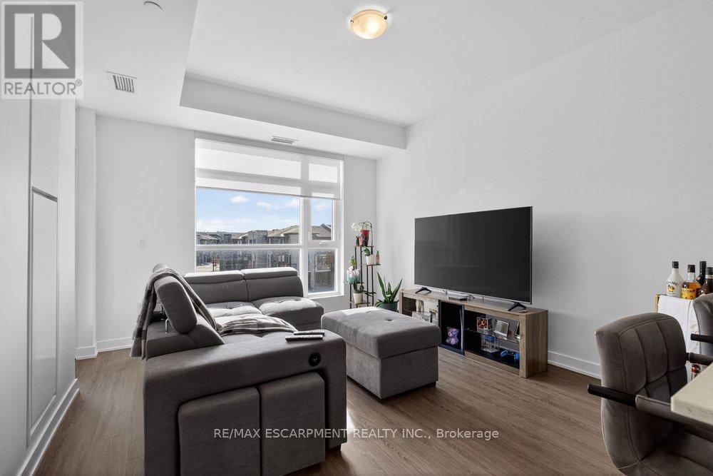 302 - 600 North Service Road, Hamilton (Lakeshore), Ontario  L8P 4A6 - Photo 5 - X12827022